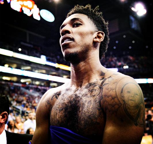 詹姆斯关键得分助湖人取胜（詹姆斯关键时刻发力，助湖人赢球）