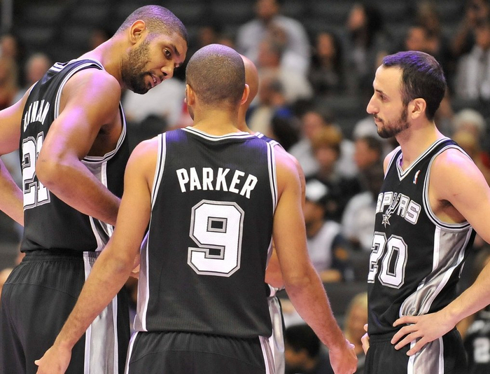 表达崇高敬意，重庆铜梁龙向李章洙赠送冲超纪念球衣（重庆铜梁龙致敬李章洙，赠送冲超纪念球衣）