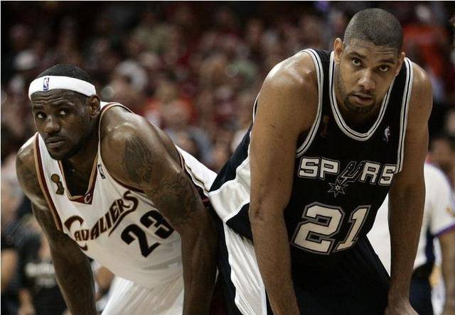 火药味！陶汉林垫脚纪卓违体犯规引刘维伟暴怒 冲到球场内质疑裁判吃T（赛场火药味十足：陶汉林疑似垫脚、纪卓违体，刘维伟怒闯场内质疑判罚被判技犯）