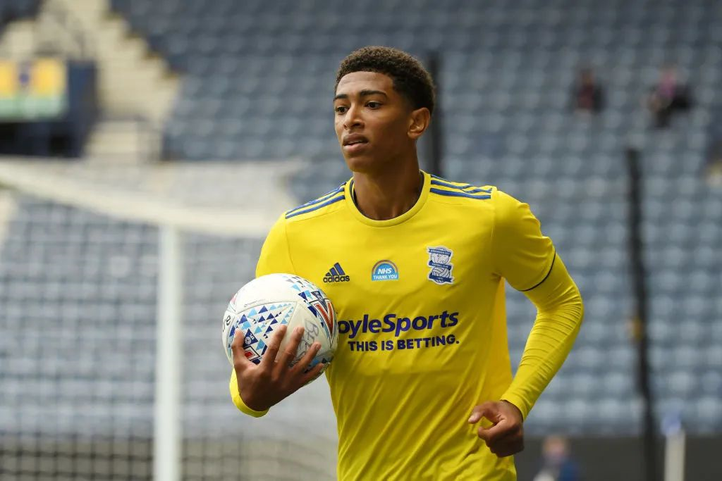 融于池畔，简于形制；瑞典高尔夫球场度假木屋设计