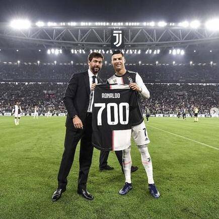 如何看待诺伊尔低级失误？孔帕尼：我会指责我的头号门将吗？（诺伊尔低级失误如何解读？孔帕尼反问：我要责怪我的头号门将吗？）