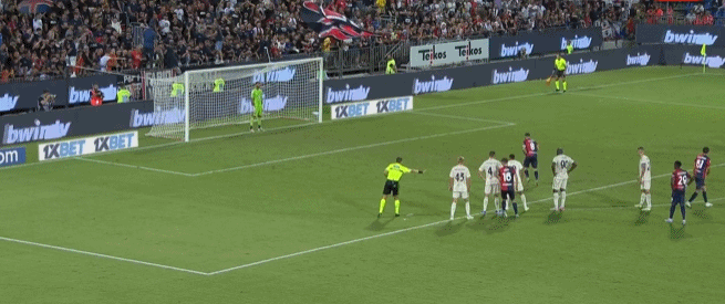 争议判罚点燃全场，两队差点动手