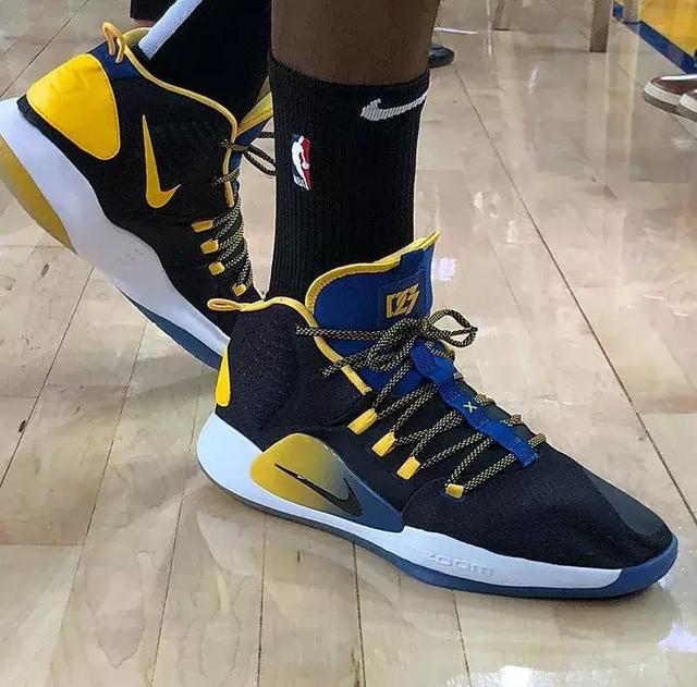 詹姆斯背身单打得分，引领球队节奏（詹姆斯背打取分，掌控比赛节奏）